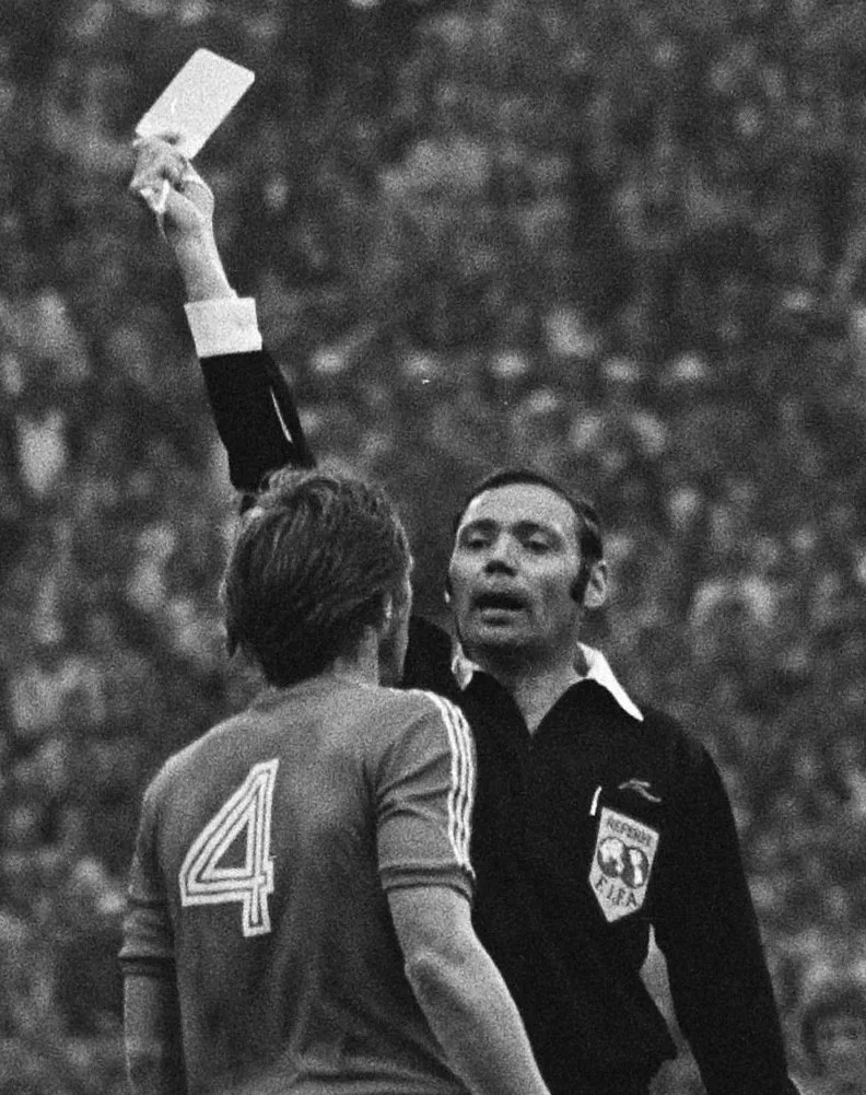 Björn Nordqvist med nummer 4 på ryggen får gult kort i VM-matchen mot Nederländerna 1974