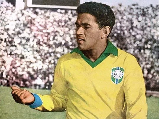 Garrincha i Brasiliens gula landslagströja på en fullsatt arena