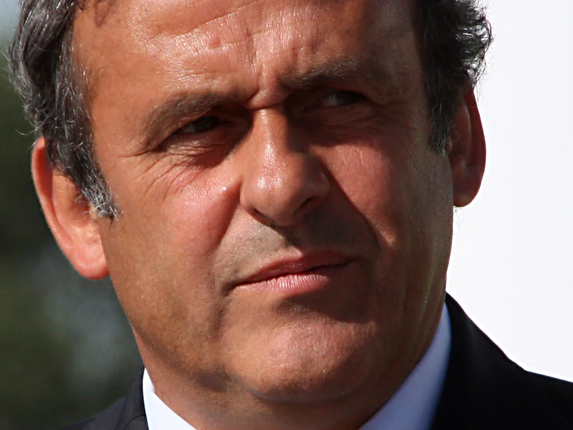 Michel Platini i kostym vid ett besök på EM-arenabygget i Wrocław 2009